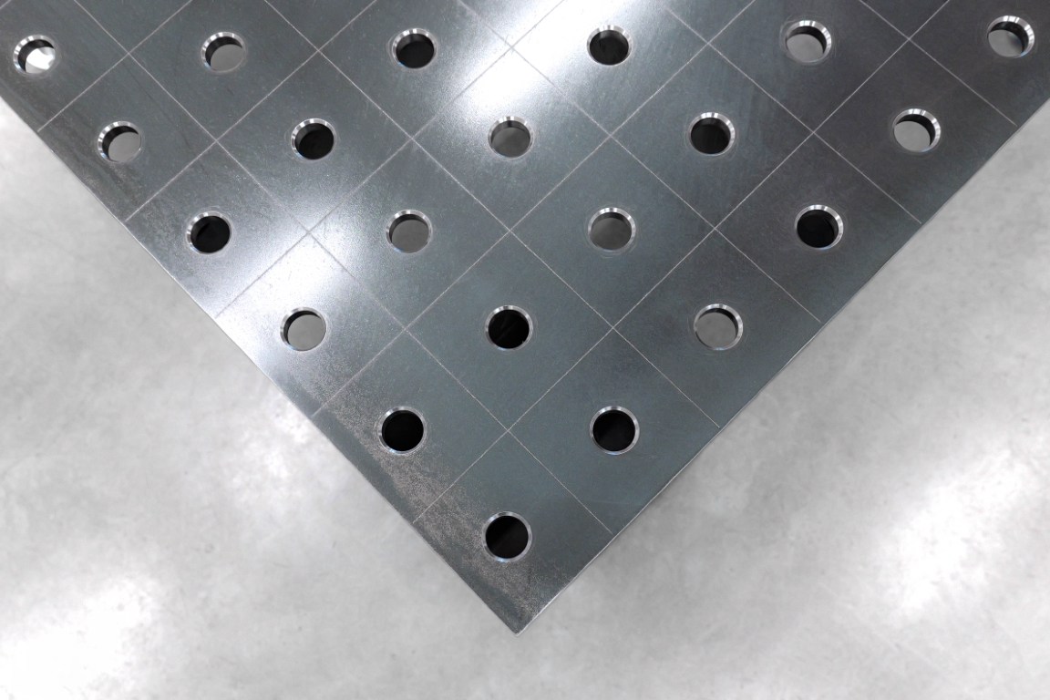Stół Spawalniczy PLUS Siatka - 100x100mm, System - Φ28, Rozmiar - 1500x1480mm