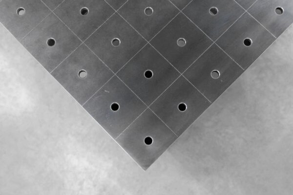Stół Spawalniczy PLUS 1500x1480 mm – System otworów φ16, siatka 100x100 mm