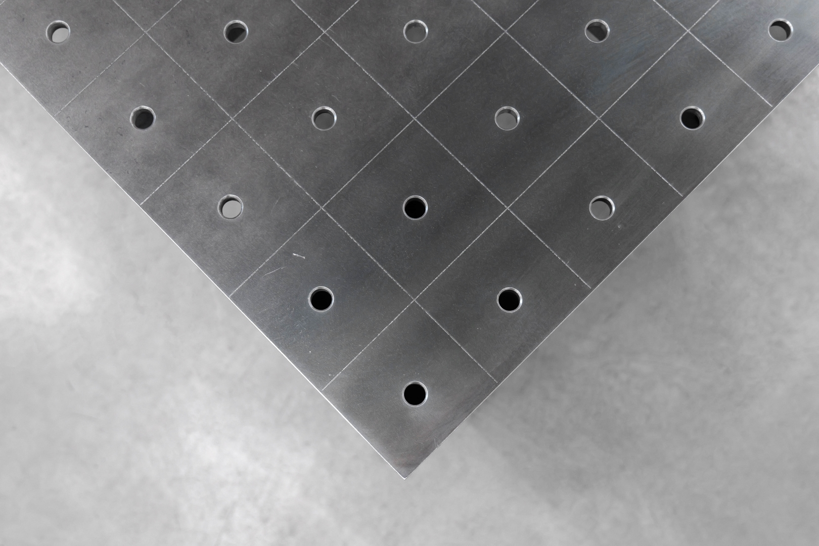 Stół Spawalniczy PLUS 1500x1480 mm – System otworów φ16, siatka 100x100 mm