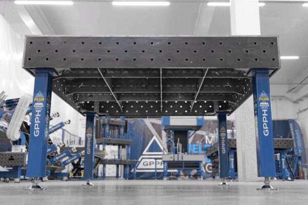 Stół Spawalniczy PLUS 1500x1480 mm – System otworów φ16, siatka 100x100 mm