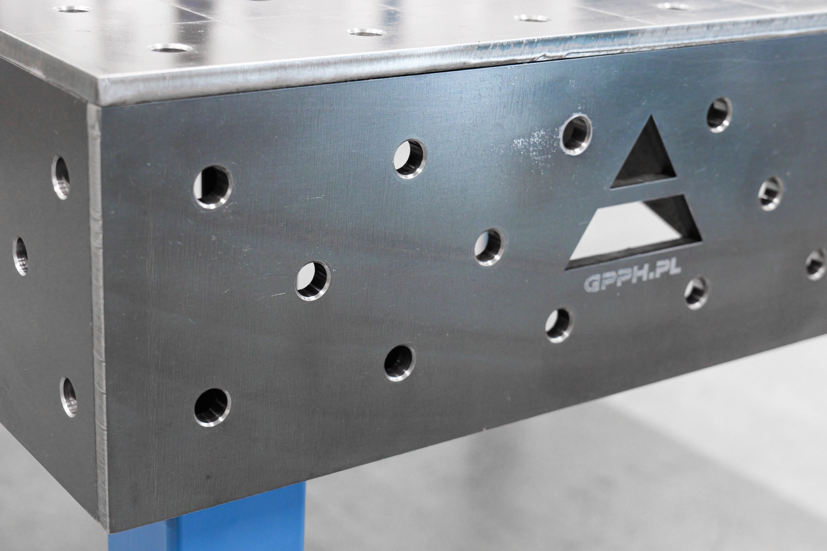Stół Spawalniczy PLUS 1500x1480 mm – System otworów φ16, siatka 100x100 mm
