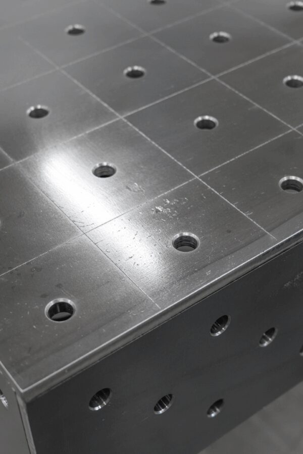 Stół Spawalniczy PLUS 1500x1480 mm – System otworów φ16, siatka 100x100 mm