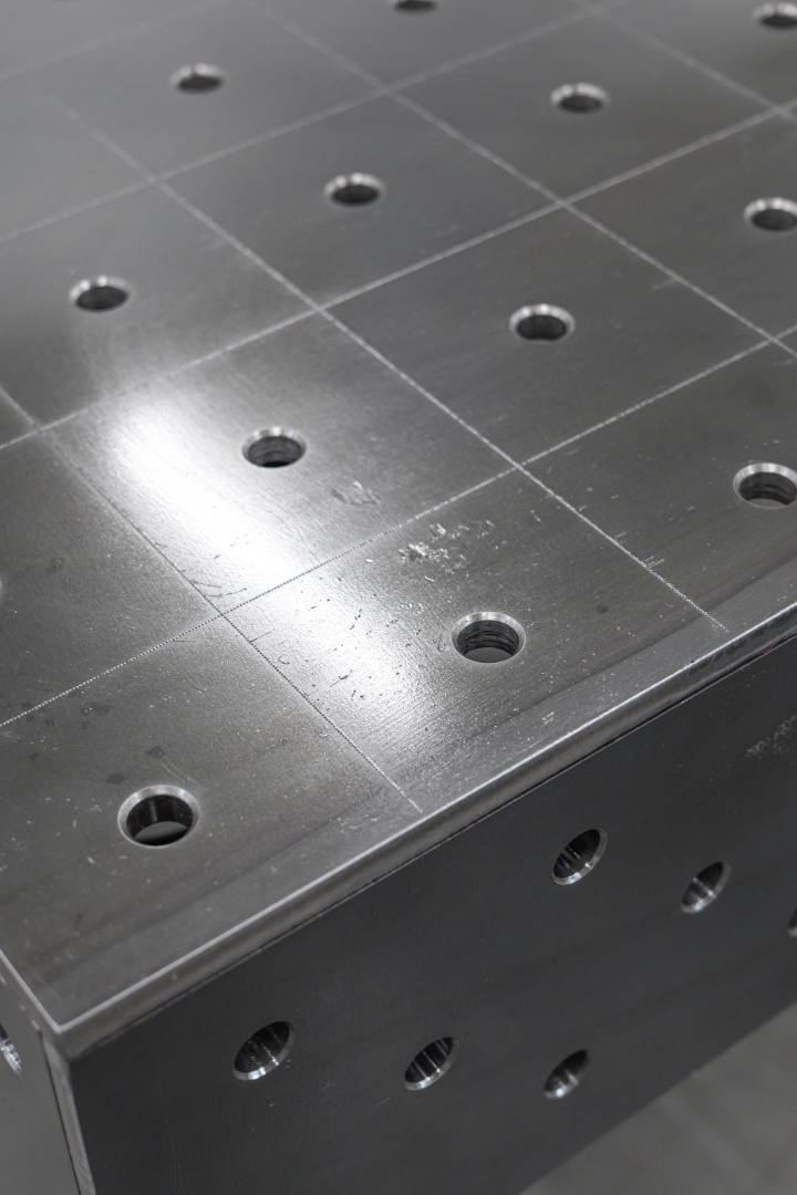 Stół Spawalniczy PLUS 1500x1480 mm – System otworów φ16, siatka 100x100 mm