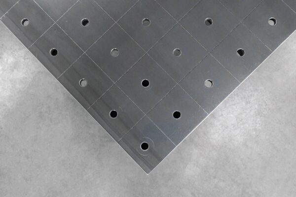 Stół Spawalniczy PLUS 1500x1480 mm – System otworów φ16, siatka 100x100 mm