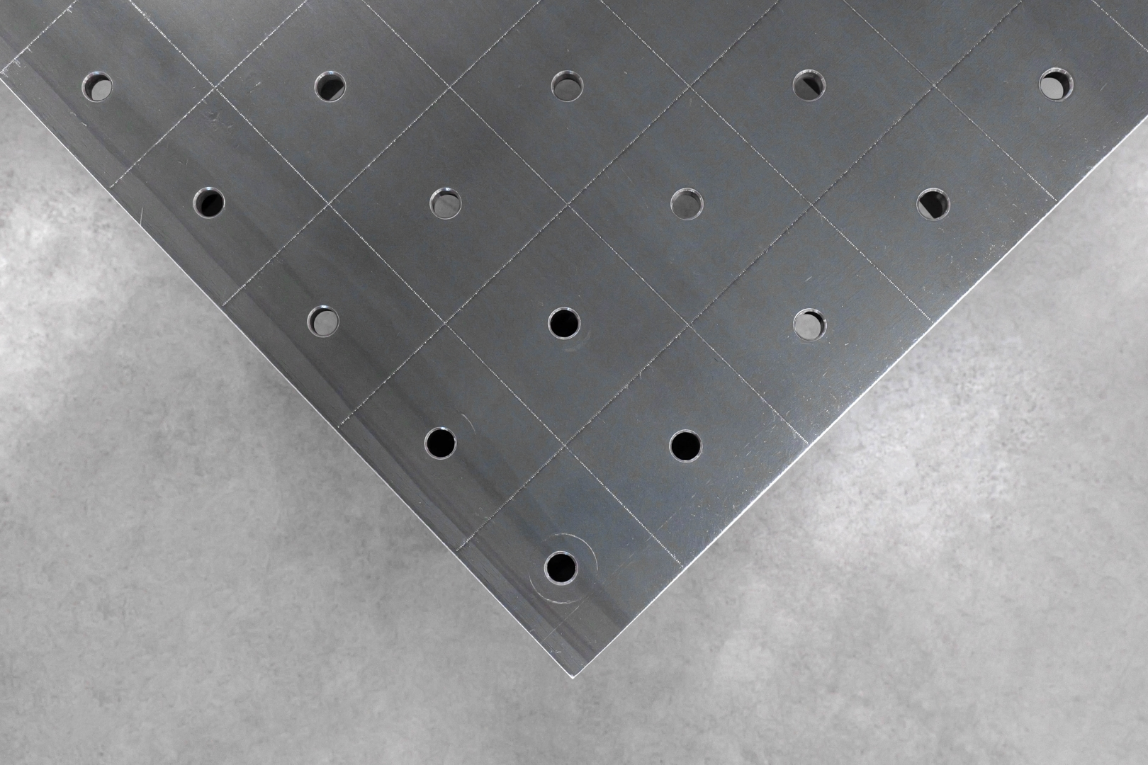 Stół Spawalniczy PLUS 1500x1480 mm – System otworów φ16, siatka 100x100 mm