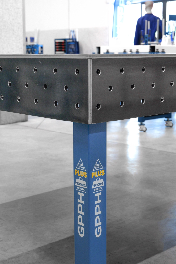 Stół Spawalniczy PLUS 1500x1480 mm – System otworów φ16, siatka 100x100 mm