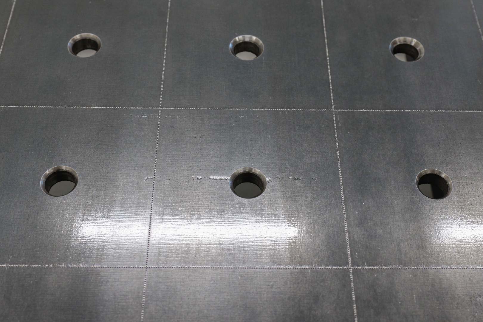 Stół Spawalniczy PLUS 1500x1480 mm – System otworów φ16, siatka 100x100 mm