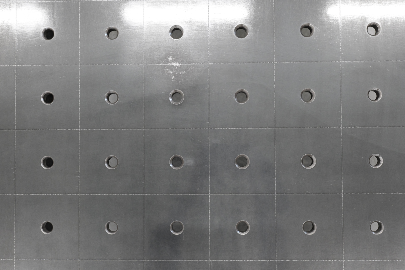 Stół Spawalniczy PLUS 1500x1480 mm – System otworów φ16, siatka 100x100 mm