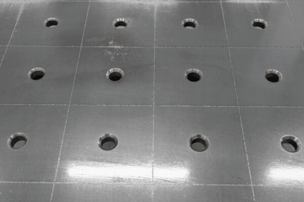 Stół Spawalniczy PLUS 1500x1480 mm – System otworów φ16, siatka 100x100 mm