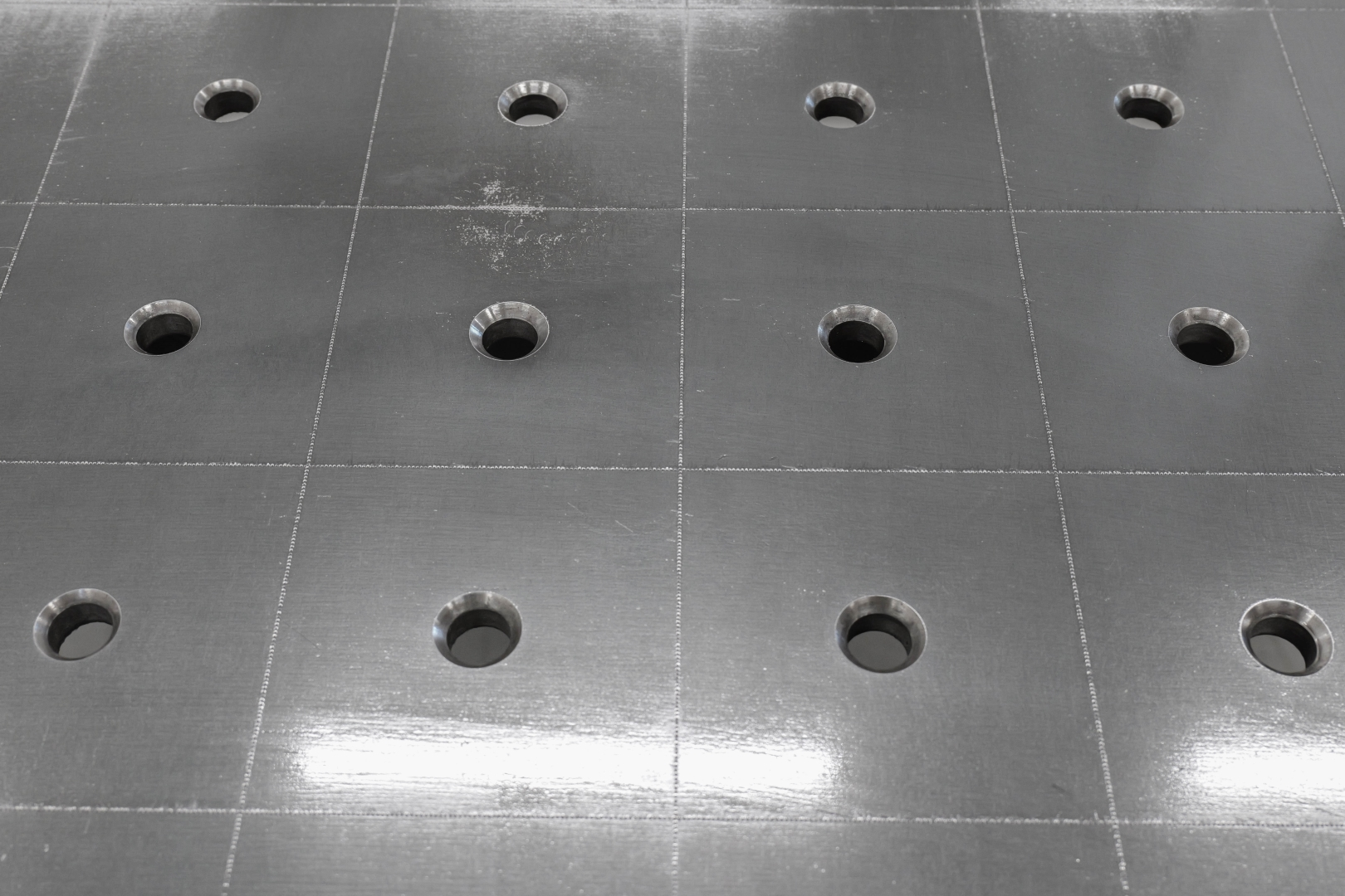 Stół Spawalniczy PLUS 1500x1480 mm – System otworów φ16, siatka 100x100 mm