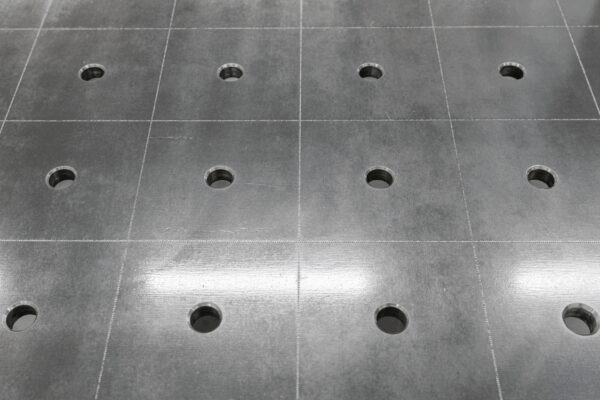 Stół Spawalniczy PLUS 1500x1480 mm – System otworów φ16, siatka 100x100 mm