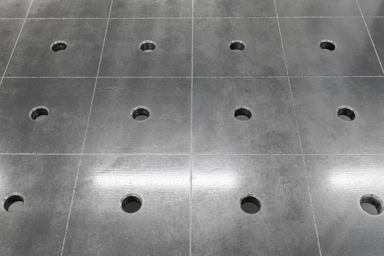 Stół Spawalniczy PLUS 1500x1480 mm – System otworów φ16, siatka 100x100 mm