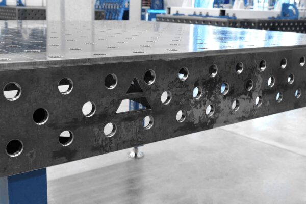 Stół Spawalniczy PLUS 1500x1480 mm – System otworów φ28, siatka 100x100 mm