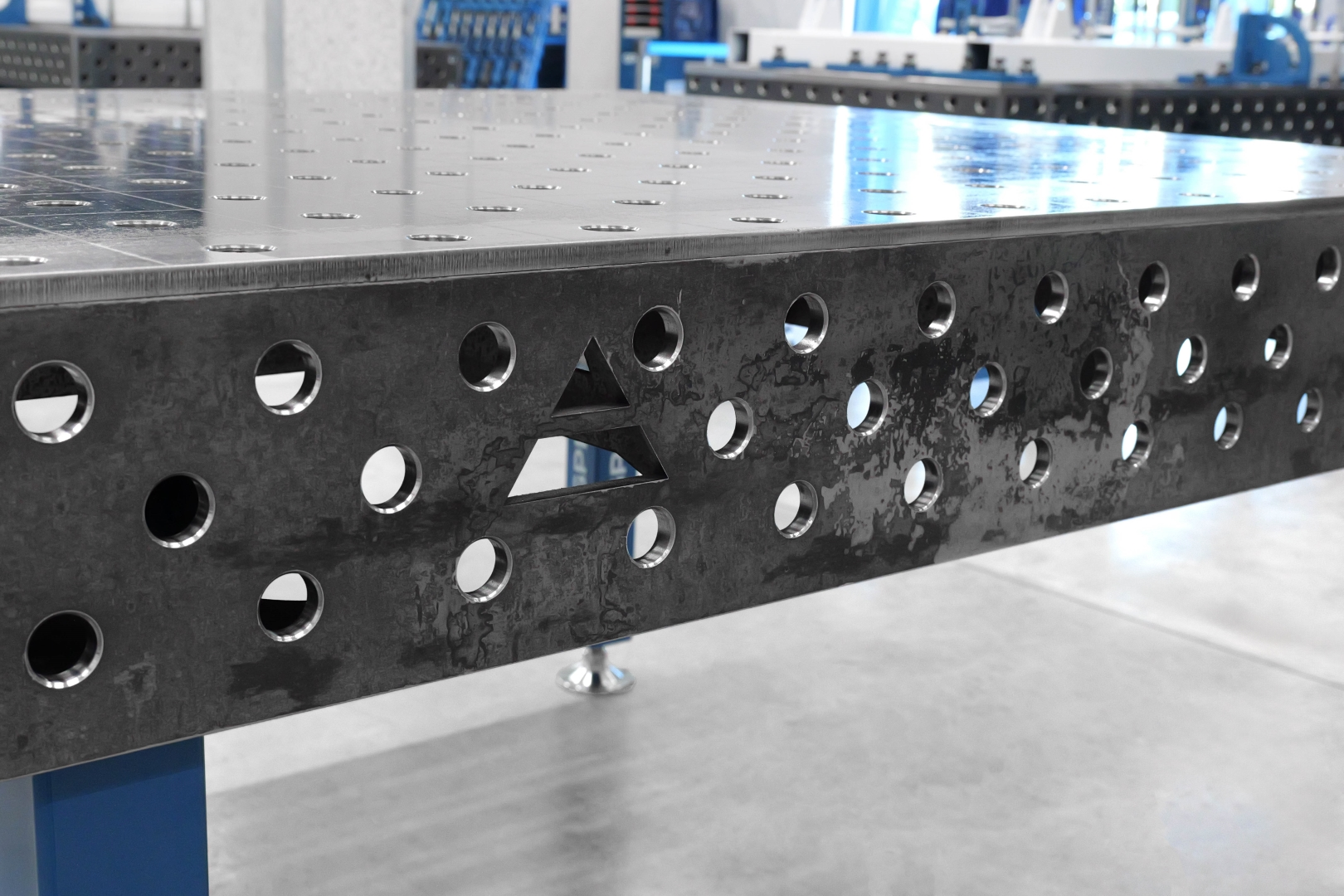 Stół Spawalniczy PLUS 1500x1480 mm – System otworów φ28, siatka 100x100 mm