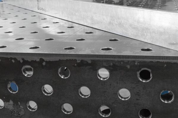 Stół Spawalniczy PLUS 1500x1480 mm – System otworów φ28, siatka 100x100 mm