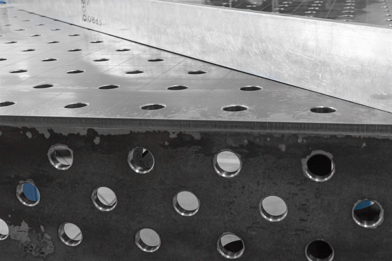 Stół Spawalniczy PLUS 1500x1480 mm – System otworów φ28, siatka 100x100 mm