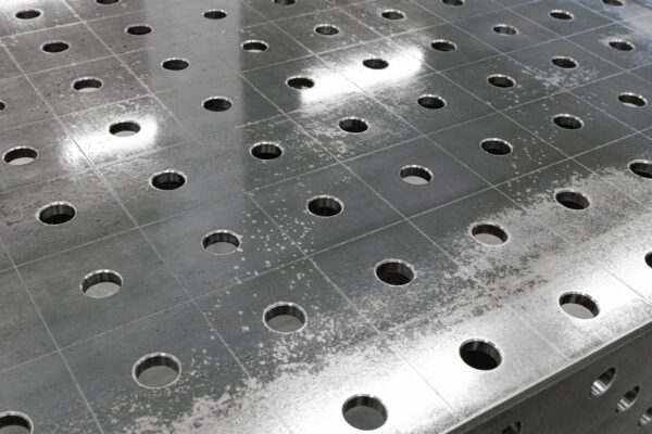 Stół Spawalniczy PLUS 1500x1480 mm – System otworów φ28, siatka 100x100 mm