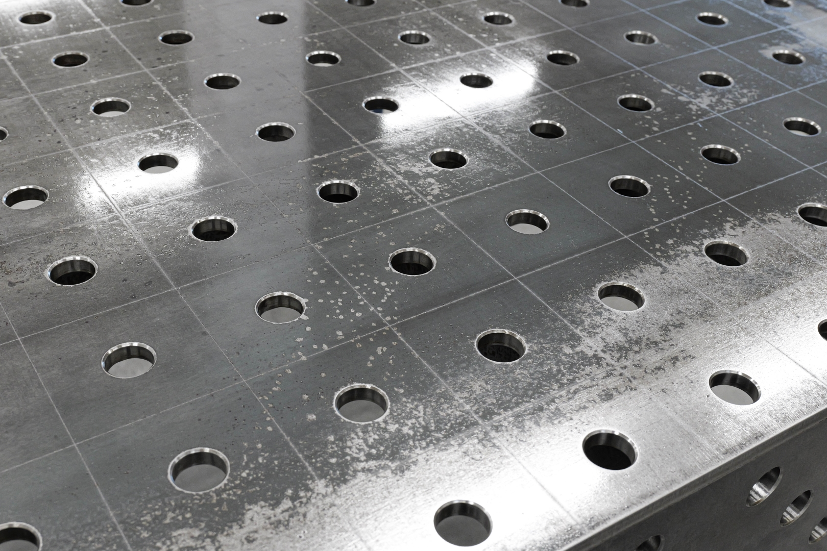 Stół Spawalniczy PLUS 1500x1480 mm – System otworów φ28, siatka 100x100 mm
