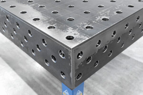 Stół Spawalniczy PLUS 1500x1480 mm – System otworów φ28, siatka 100x100 mm