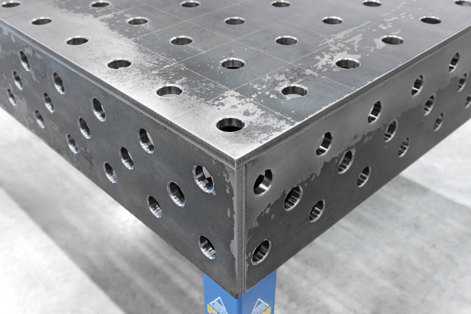 Stół Spawalniczy PLUS 1500x1480 mm – System otworów φ28, siatka 100x100 mm