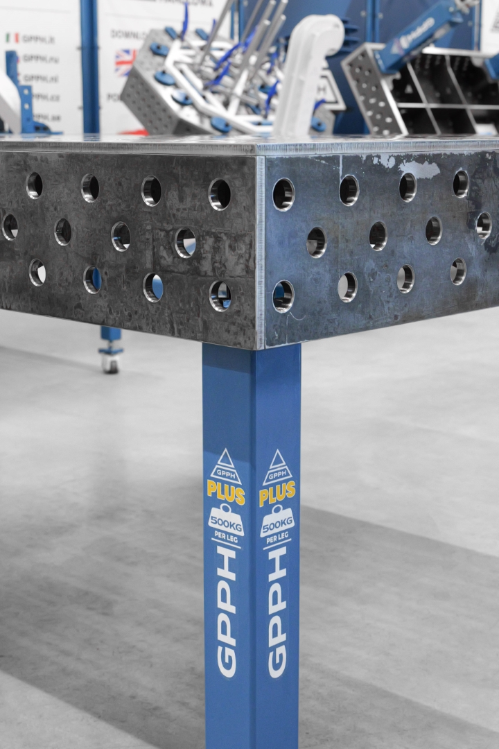 Stół Spawalniczy PLUS 1500x1480 mm – System otworów φ28, siatka 100x100 mm