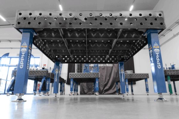 Stół Spawalniczy PLUS 1500x1480 mm – System otworów φ28, siatka 100x100 mm