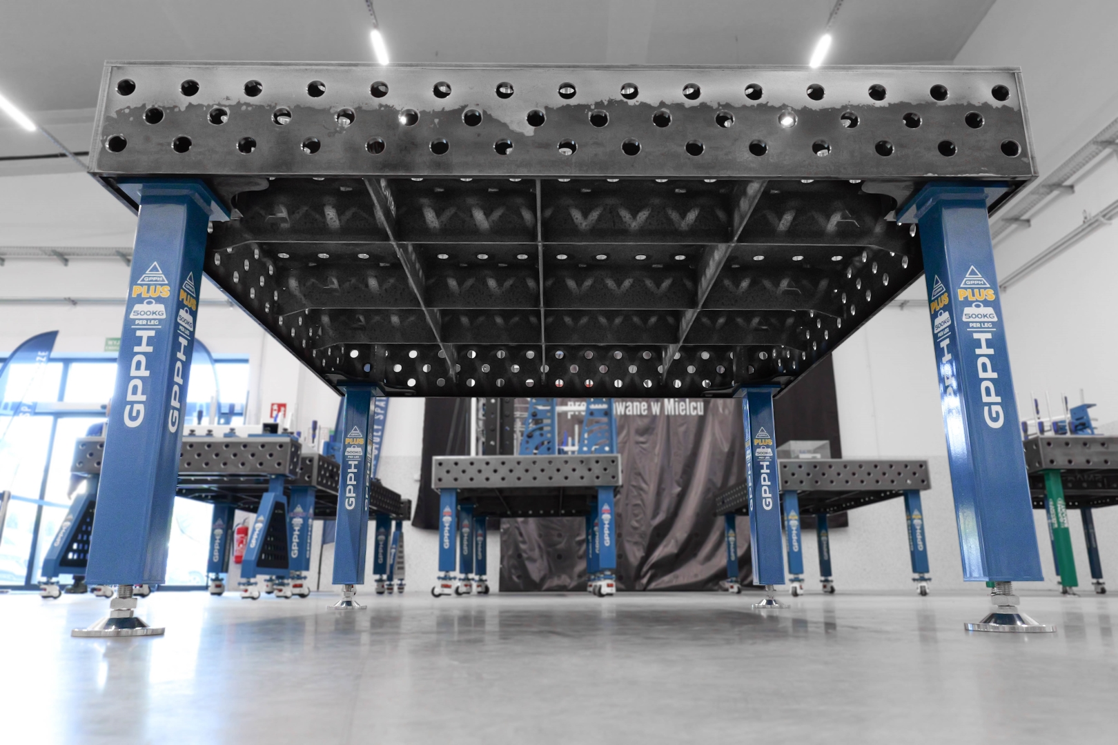 Stół Spawalniczy PLUS 1500x1480 mm – System otworów φ28, siatka 100x100 mm
